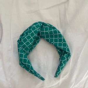 Diadem - Jättefin grönt diadem med mönster! Använder inte diadem längre därför säljer jag! 