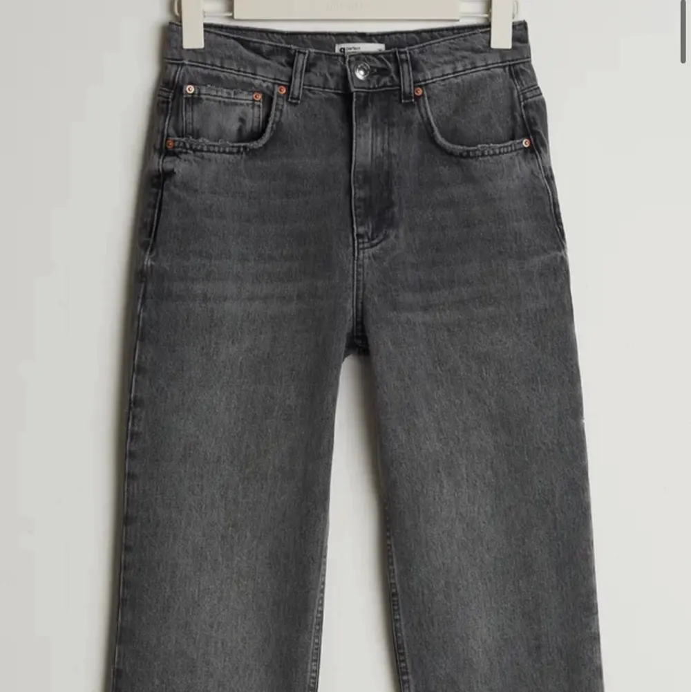 Supersnygga gråa jeans, i fint skick använda enstaka gånger! Säljer då dom inte kommit till användning! Skriv privat för egna bilder❤️ köpta för 600kr på Gina tricot pris kan diskuteras vid snabb affär, köpare står för frakt.. Jeans & Byxor.