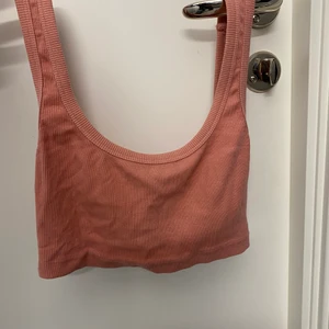Crop top - En super söt crop top, väldigt croppad därav snarare en bh topp. Lite djupare i ryggen, skicka för fler bilder! Färgen vissas inte bra i bild, men den är mer åt det ljus rosa hållet. Knappt använd