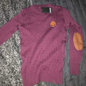 helt ny plommon färgad rid tröja med märket jacson. perfekt för stallet. storlek 150. säljer för 100kr