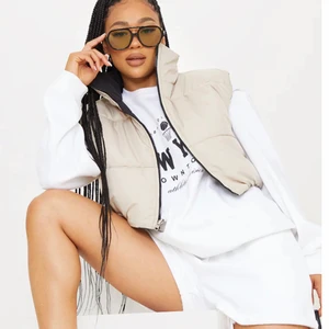 Cropped väst, reversible svart/beige  - Använt två gånger, köpt på PLT, går att vända ut&in och använda båda sidorna med två olika färger, köparen står för frakten stl XS/S