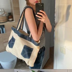 Sommar väska  - Min mammas vintage strand väska😻 Riktig snygg och väger vädligt lite! Vet tyvärr inte vilket märke det är. SkrIv i dm vid intresse eller frågor🤝