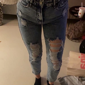 jeans  - dom är jättefina, aldrig använda men sitter jättefint. skriv om du skulle vilja se fler bilder 💖