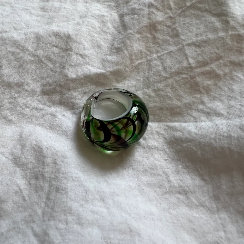 Snygg grön ring från zara, köptes i somras. Aldrig använd! . Accessoarer.