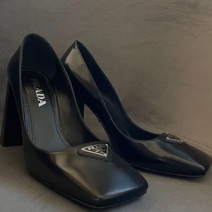 PRADA Logo Leather Pumps - Köptes från Mytheresa förra året för 690€, har inte kommit till användning för att de inte passar min stil längre! Har fortfarande kvar klistermärket med produktinformation på skon. Passformen är lite större än 36,5, funkar om man har 37 också.