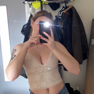 Spelstopp  - Säljer en topp/linne i spets. Fint skick! 