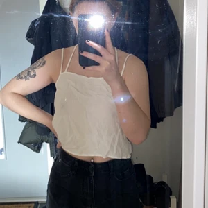 Gulligt linne - Gulligt linne/topp säljes. Knappt använt. Fin detalj med snörningen vid ryggen. 