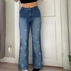 Unika söta jeans med brodyr, skulle säga strl S/XS. Jag har M men dem är lite för små för mig