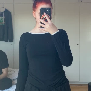 Svart, H&M, långärmad - Svart, långärmad tröja, använd några gånger, skön som mysplagg eller ”Kvällsplagg” bekväm