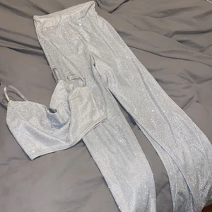 Silvrigt set  - Skitfint set till fester💌 köpte det för 799kr sammanlagt mitt pris äe 299kr!! Köpare står för frakt 