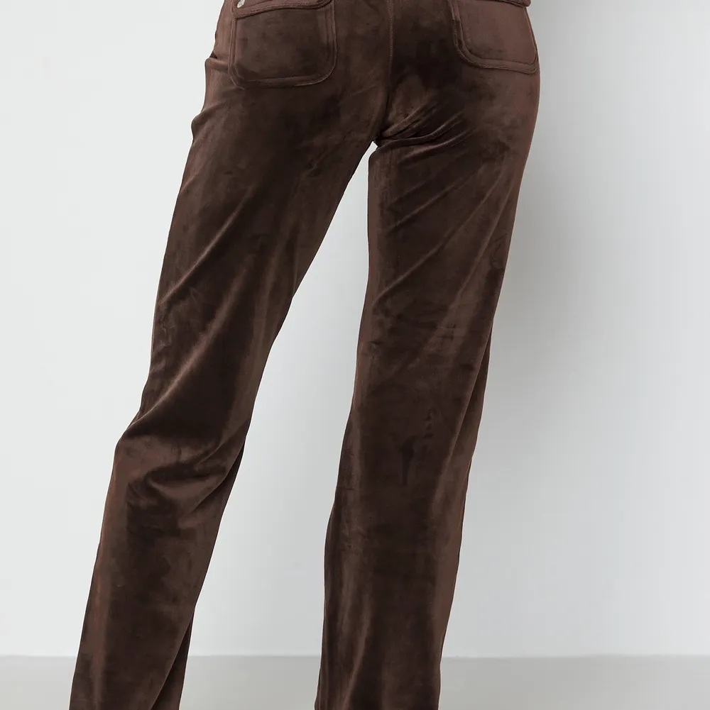 Nästan helt nya bruna juicy byxor i xs. Om många intresserade sker budgivning i kommentarerna Direktpris:800. Jeans & Byxor.