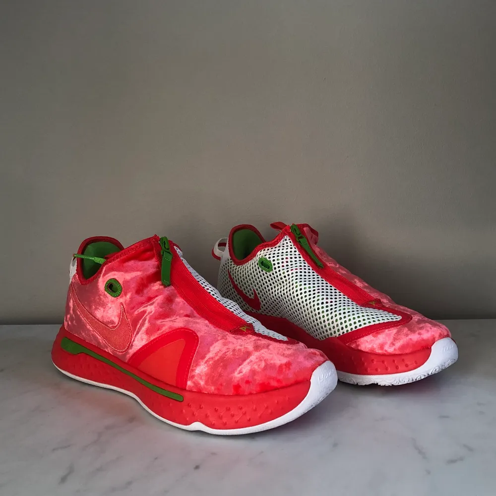 Säljer dessa basketskor från Nike. Oanvända. Små i storleken, mer som storlek 43. Sammet på ena sidan och nät på andra. Den röda sammeten är mer röd i verkligheten.. Skor.