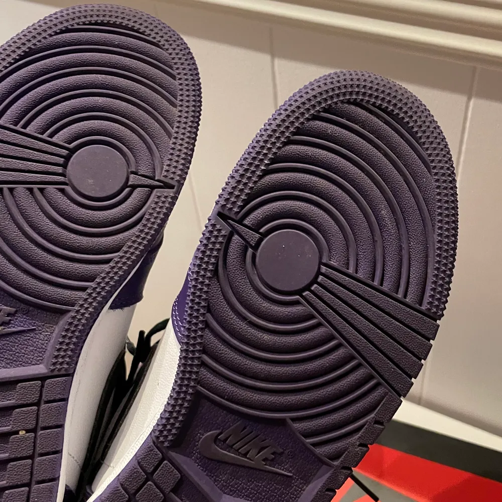 Säljer mina court purple Jordan 1 OG. Är bara använda 2 gånger och är som nya. Köpta från flightclub.  Boxen, och de originals lila skosnörena som är oanvända har jag till skorna som man får med :)  skorna i denna storleken ligger på 4.380. Skor.