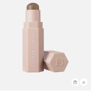 Fenty Beauty Contour Stick - Contour/bronzer stick från Rihannas Fenty Beauty i färgen ”Amber”. Ger ett superfint resultat. Den är oanvänd, har bara testat på handen då jag köpte fel färg. Dm för frågor och bilder💕 Orginalpris: 319 kr. 