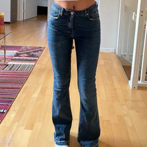 Vill sälja mina lågmidjade flared jeans som är väldigt trendiga just nu, säljer då de inte kommer till användning längre. Köpta från Gina tricot och har använt de runt 3-4 gånger. Är 171cm lång. Jeansen är i S. Köparen står för frakten💞