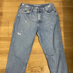 Blåa jeans - Jättefina jeans i storlek L! På mig sitter de lite baggy och säljer de då de inte är min stil längre! Kan mötas upp i Stockholm eller skicka på posten ❤️ 150kr + frakt 💕