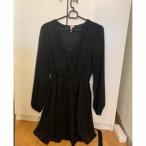 Svart klänning  - Säljer denna superfina svarta klänningen, i storlek 36. Gratis frakt 
