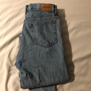 Weekday jeans barrel  - Hej. Säljer mina jeans som endast är testade och aldrig använda. Då jag tog av lapparna innan jag testade kunde jag inte skicka tillbaka. Hör gärna av er om ni har några frågor elle funderingar. Pris ej hugget i sten 🪨. 