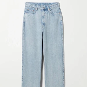 Jeans  - Rowe extra high straight jeans i färgen summe blue från Weekday! Storlek W 24 L30 (34). Använda men bra skick:) 