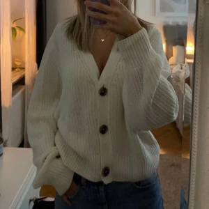 Kofta, storlek M - Vit stickad kofta ifrån Ginatricot i storlek M. Använd några gånger men är i bra skick. 