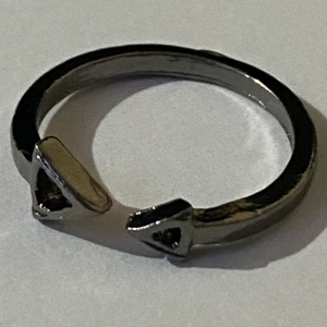 Ring - Silverring i form av två pilar.