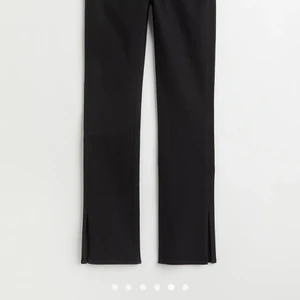 Split Jeans - Svarta tajta jeans med slits, högmidjade. Aldrig använda i strl 32🤎