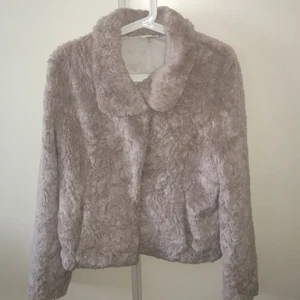 Pälsjacka - Jättehärlig och mjuk jacka i fuskpäls. Inte mycket använd. Ljusrosa