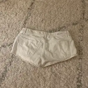 Fina vita lågmidjade shorts, supersnyggt att ha till sommaren💕Storlek 38 men skulle passa en storlek mindre skulle jag säga! Hör av dig vid intresse
