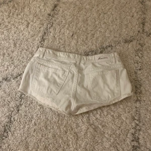 Shorts - Fina vita lågmidjade shorts, supersnyggt att ha till sommaren💕Storlek 38 men skulle passa en storlek mindre skulle jag säga! Hör av dig vid intresse