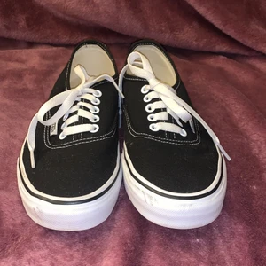 Vans - Jag säljer mina vans som är använda 1-2 gånger, dom har några små skråmor fram vid tårna som syns på fösta bilden! Säljer dom pga att dom aldrig används! Köparen står för frakten! Jag står ej för postens slarv!