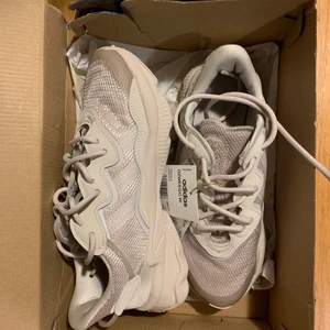 Helt oanvända Adidas Ozweego - Helt oanvända Adidas OZWEGGO i storlek 36. Säljer pga fel storlek 😑 färg Beige. Inköpta förra året. Nypris: 1200 kr. Mitt pris: 800 kr inklusive frakt ! 