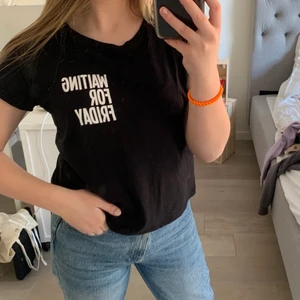 Svart T-shirt - Svart t-shirt i bra skick. Använd några gånger. Passformen är bra. 