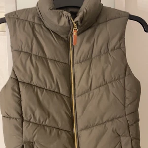 En grön väst  - Västen är inte så jätte gamal väldigt fin till allt möjligt.