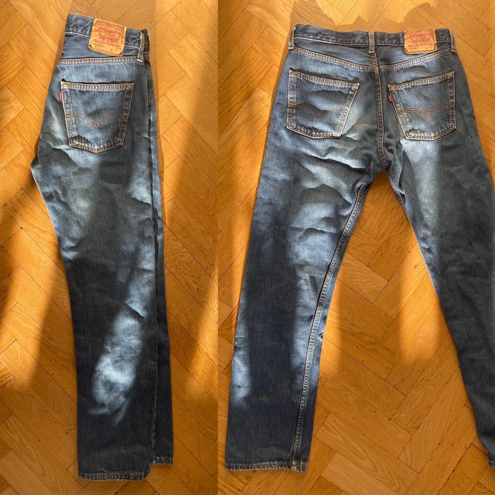 Supersnygga vintage levis 501 jeans i mörkblå färg!! Storlek 34/34 så de är lite stora i midjan men kan funka som baggy jeans ✨✨ i bra skick trotts att de är gamla. Jeans & Byxor.