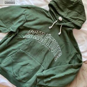 hoodie - Mörkgrön hoodie från h&m! Inte använt så mycket så fortfarande i bra skick🤍