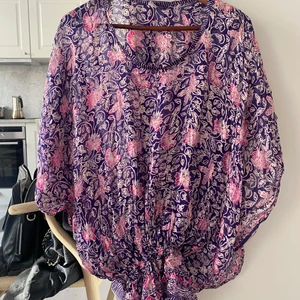 Strandtunika  - Fin tunika från Spanien använd ett fåtal gånger. Perfelt till stranden passar xs-m beroende på hur man vill att den ska sitta