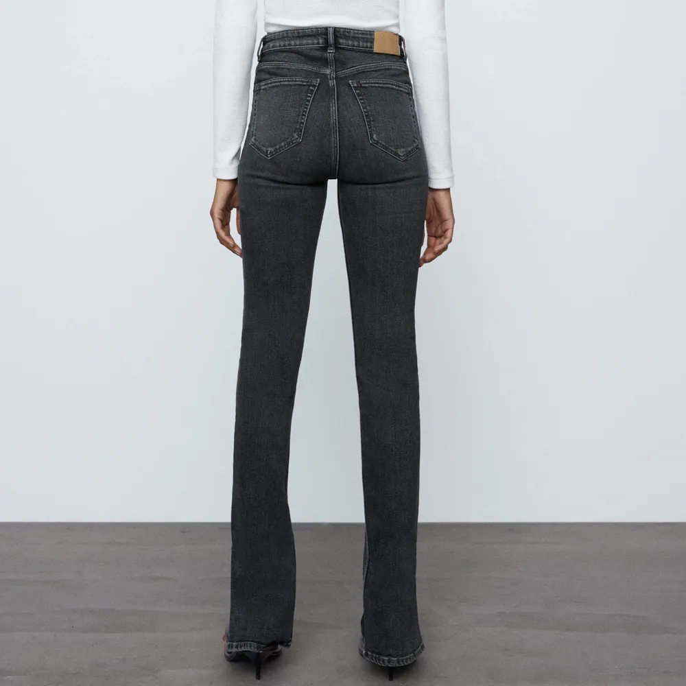 Snygga jeans från Zara. Kommer sällan till användning tyvärr då de söker ny ägare. Köparen står för frakt! 🖤. Jeans & Byxor.
