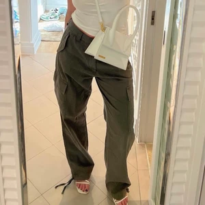 gröna cargo pants  - Mörkgröna cargopants från Asos Tall, helt nya och aldrig använda!! Säljer pga av att dem var för stora på mig, om ingen vill ha dem här skickar jag dem tillbaka till asos. Bilderna är lånade från Linn Ahlborgs insta där hon bär byxorna 💕💗💓