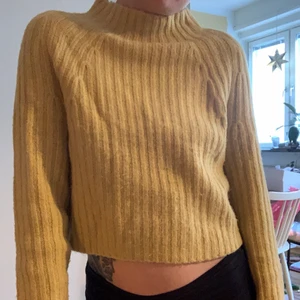 Monki ljusgul stickad tröja S - Sparsamt använd tröja från Monki. Så fin ljusgul färg! Och form! Raglanärm. Storlek S