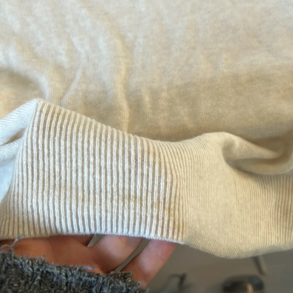 Säljer denna stickade tröjan från &other stories med superfina detaljer vid ärmarna❤️tröjan har en liten fläck längst ner❤️köparen står för frakt. Stickat.