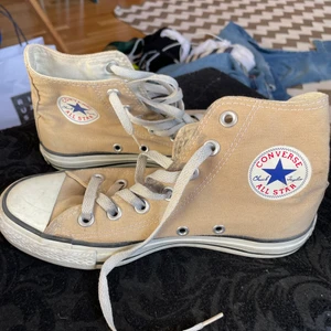 Converse  - Superfina converse! Säljer pga för små för mig! De är måttligt slitna men i väldigt bra skick!