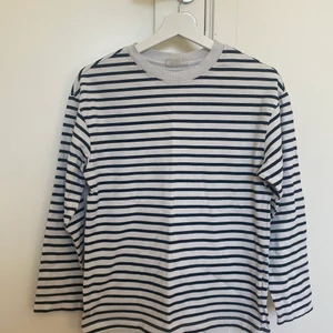 Randig tröja - Super fin randig tröja från gina tricot!💗🎸🤍 Storlek xxs men passar bra på mig med storlek s-xs!💗 