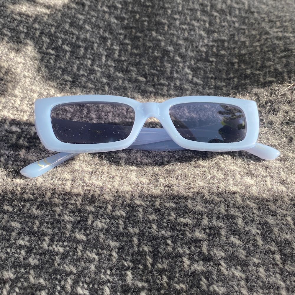 Ljusblåa solglasögon | Plick Second Hand