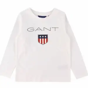 En vit Gant tröja i storlek XS men köpt på kids brand stor så det står 146/152 men är som en XS. Materialet är lite tunnare men ändå inte så genomskinlig. Jag har använt den ganska mycket men tröjan har inga ”skador”. Jag säljer på grund av att jag har tröttnat på tröjan. Priset på tröjan är 130kr✨💓