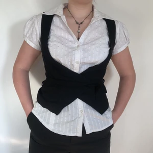 Väst - En superfin svart väst med glittriga ränder som köptes på sellpy men som tyvärr var för liten för mig;( Visas på min syster som har storlek s men skulle nog även passa en xs💕☺️