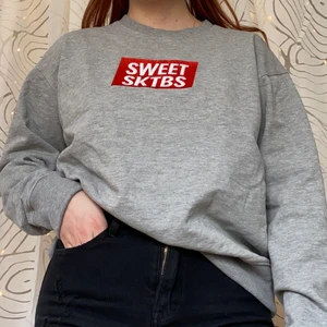 Sweet sktbs tröja - Mysig grå tröja från sweet sktbs. Sparsamt använd och i fint skick. Säljer då den aldrig används