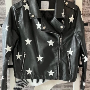 Skinnjacka  - Oanvänd stol medium frakt tillkommer 