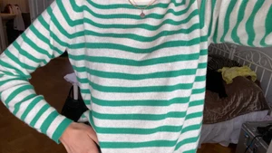 randig stickad tröja  - den populära randiga stickade tröjan från Zara. En supermjuk, fin stickad tröja som är i nyskick!! Nypris på Zara ca 600kr 