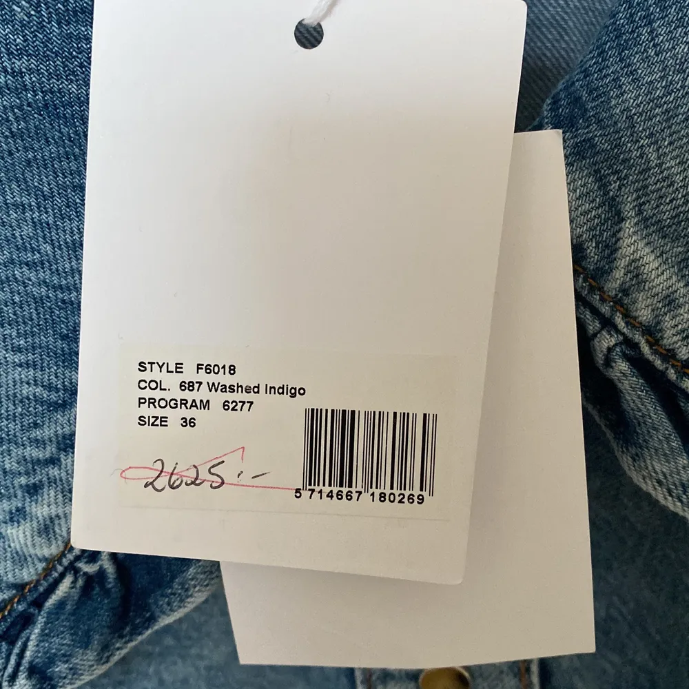 Ganni jeans skjorta med krage. Helt oanvänd och i nyskick, prislapp finns kvar. Nypris 2625 men säljer den för 1000kr.. Skjortor.