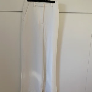 Vita kostymbyxor  - Supersnygga vita kostymbyxor från NA-KD 🌸 storlek 32